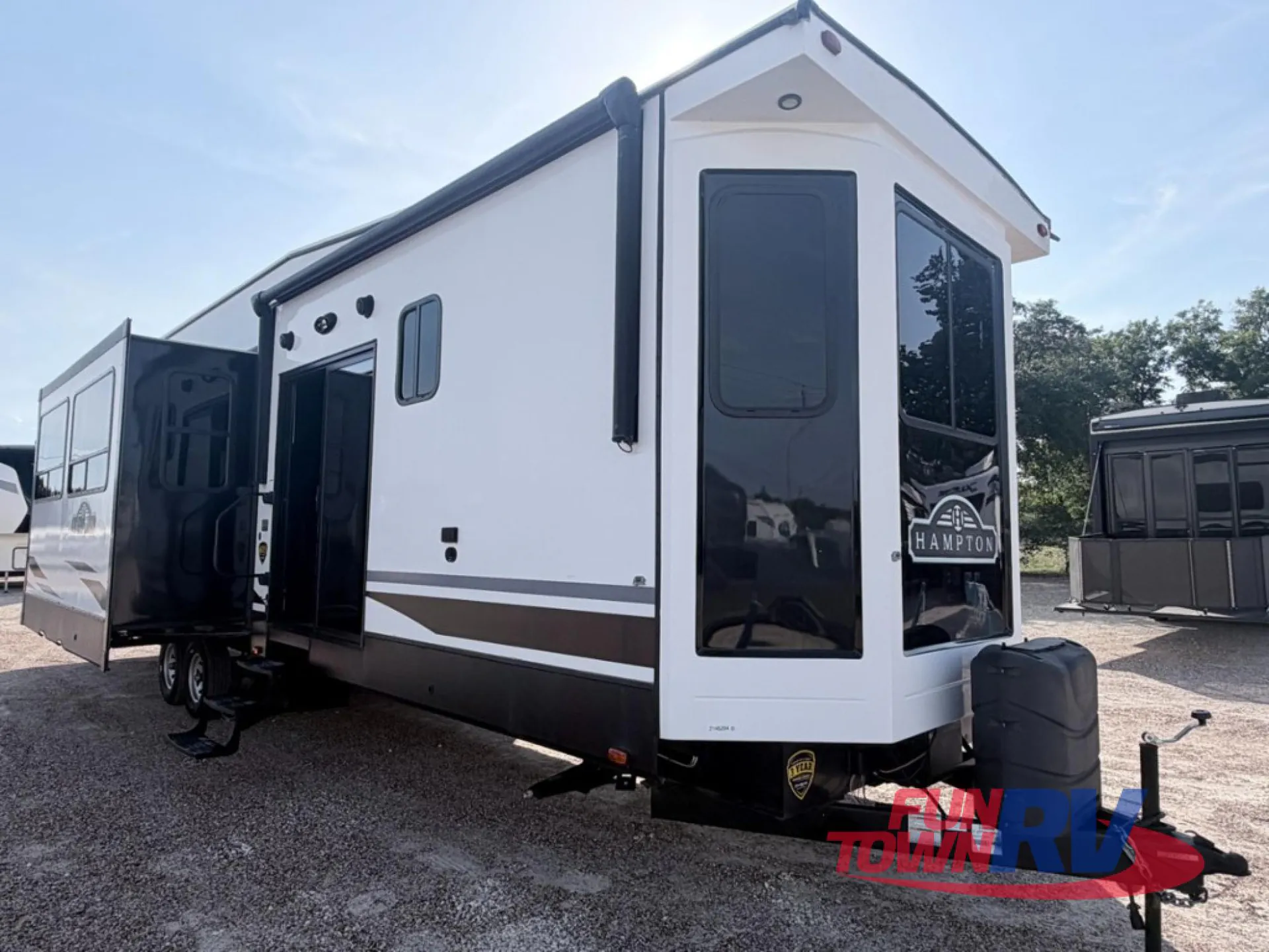 2020 CrossRoads Hampton 364MBL - Photo 2