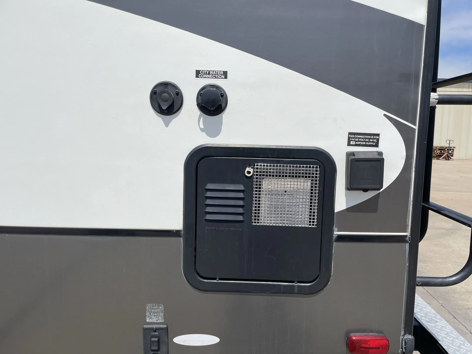 2015 Forest River Wildcat Maxx 24RG dealer photo 9 from Camping World