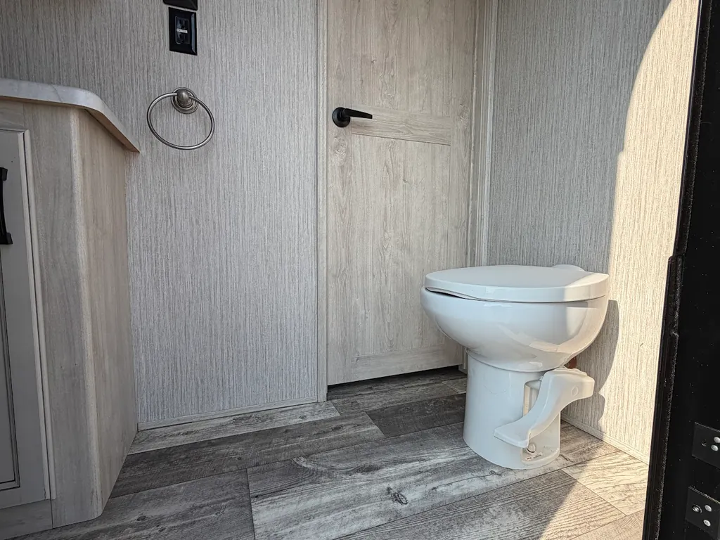 2022 Forest River Sandpiper 3330BH, Photos photo 9