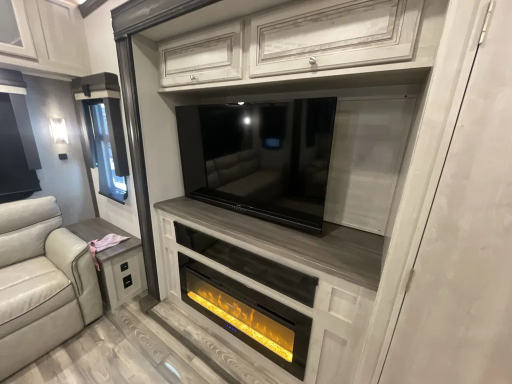 2022 Forest River Cardinal Luxury 380RLX, Photos photo 12