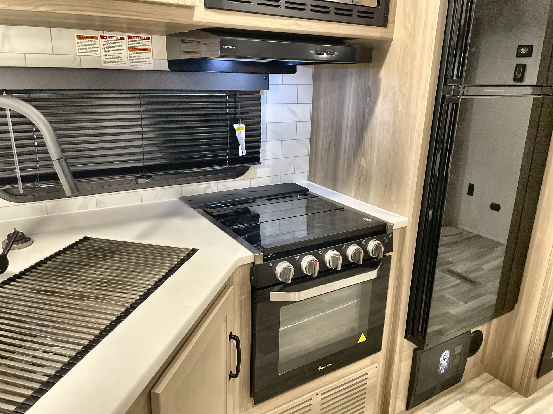 2024 Forest River Rockwood Ultra Lite 2706WS — stove oven