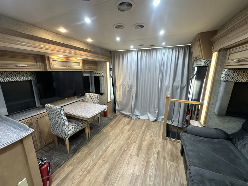 2017 Newmar Canyon Star 3923, Photos photo 3