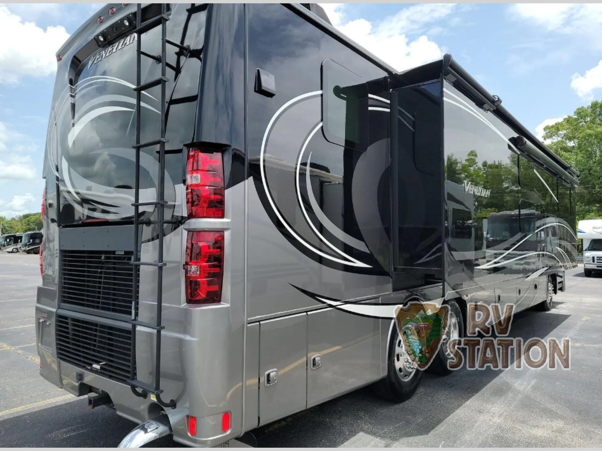 2022 Thor Motor Coach Venetian B42 - Photo 4