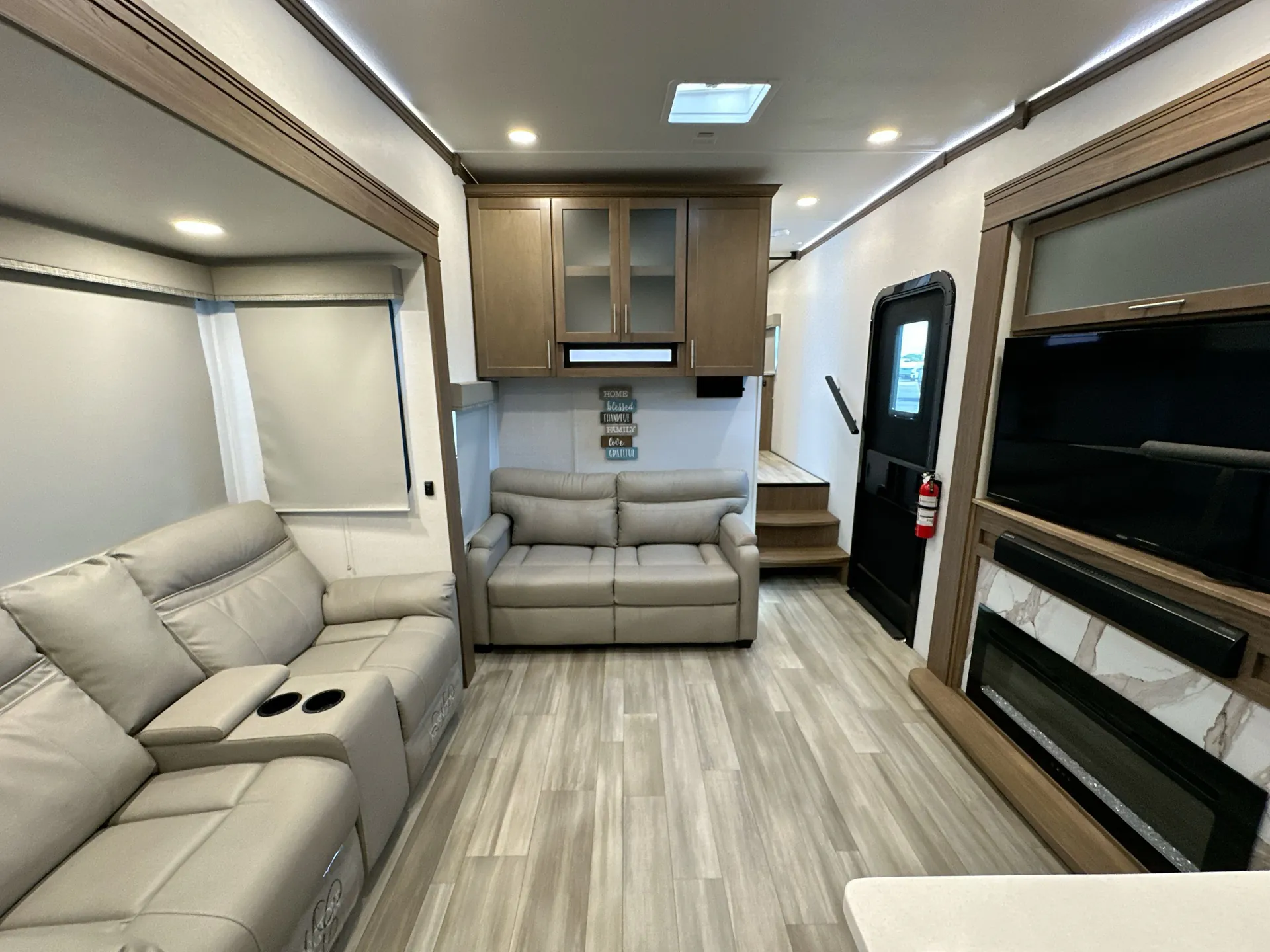2024 Alliance RV Avenue 33RKS — living area main