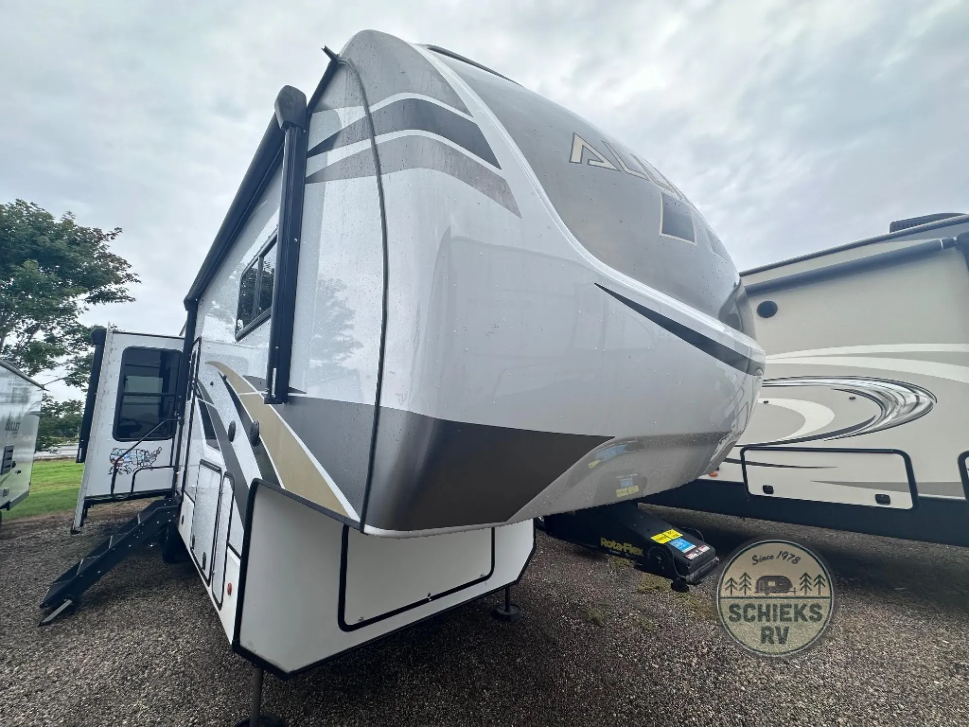 2021 Alliance RV Paradigm 310RL - Photo 2