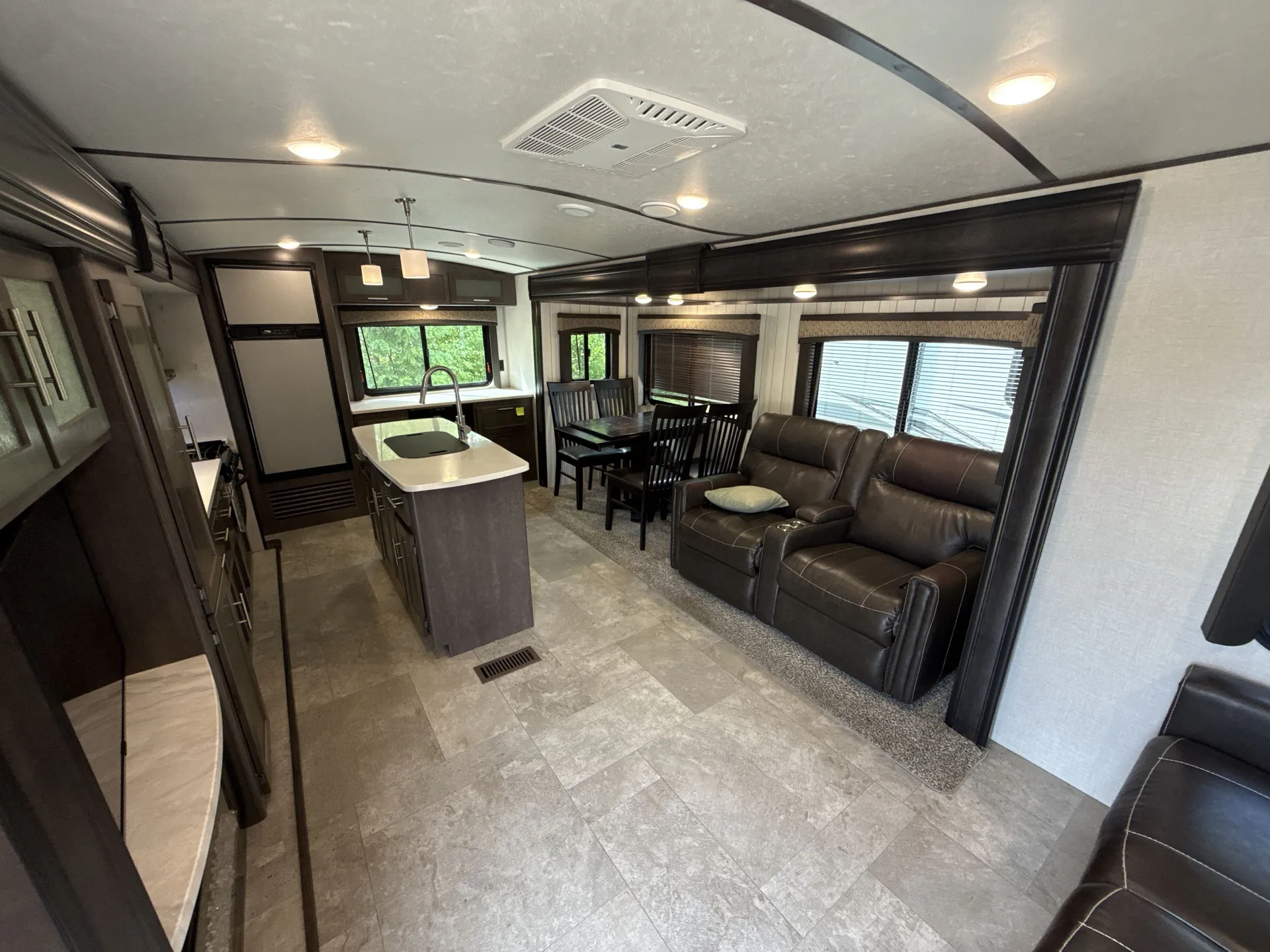 2018 CrossRoads Sunset Trail Grand Reserve 33CK — living area main