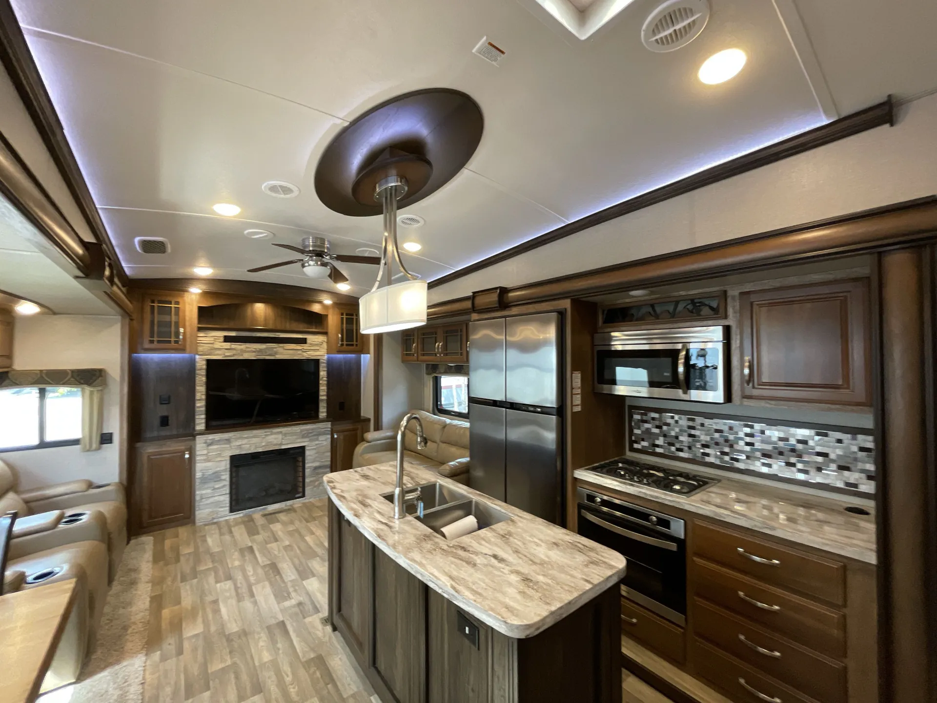 2017 Keystone Montana 3000RE — living area main