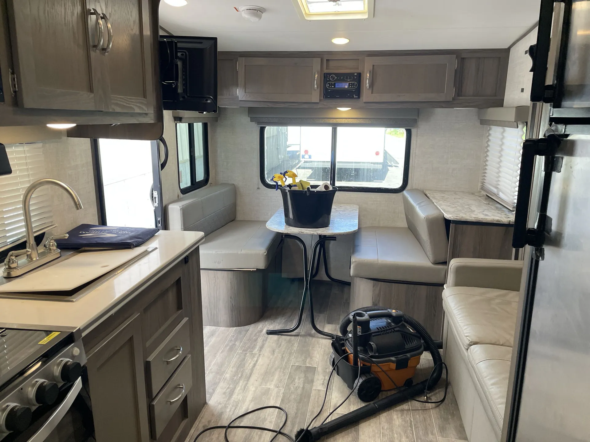 2022 Gulf Stream Vista Cruiser 23RSS — living area main