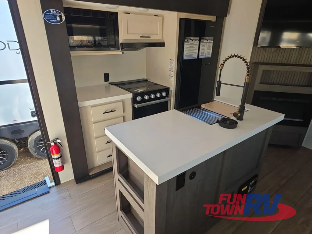 2026 Forest River Cherokee Alpha Wolf 33BH, Photos photo 11