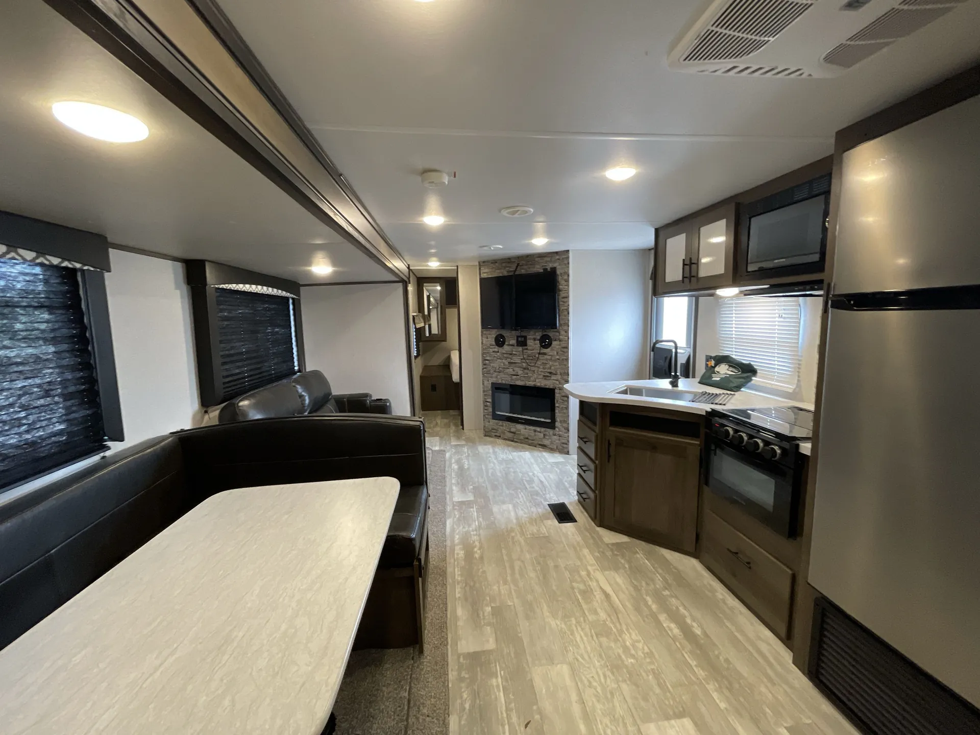 2021 Prime Time Avenger 28DBS — living area main