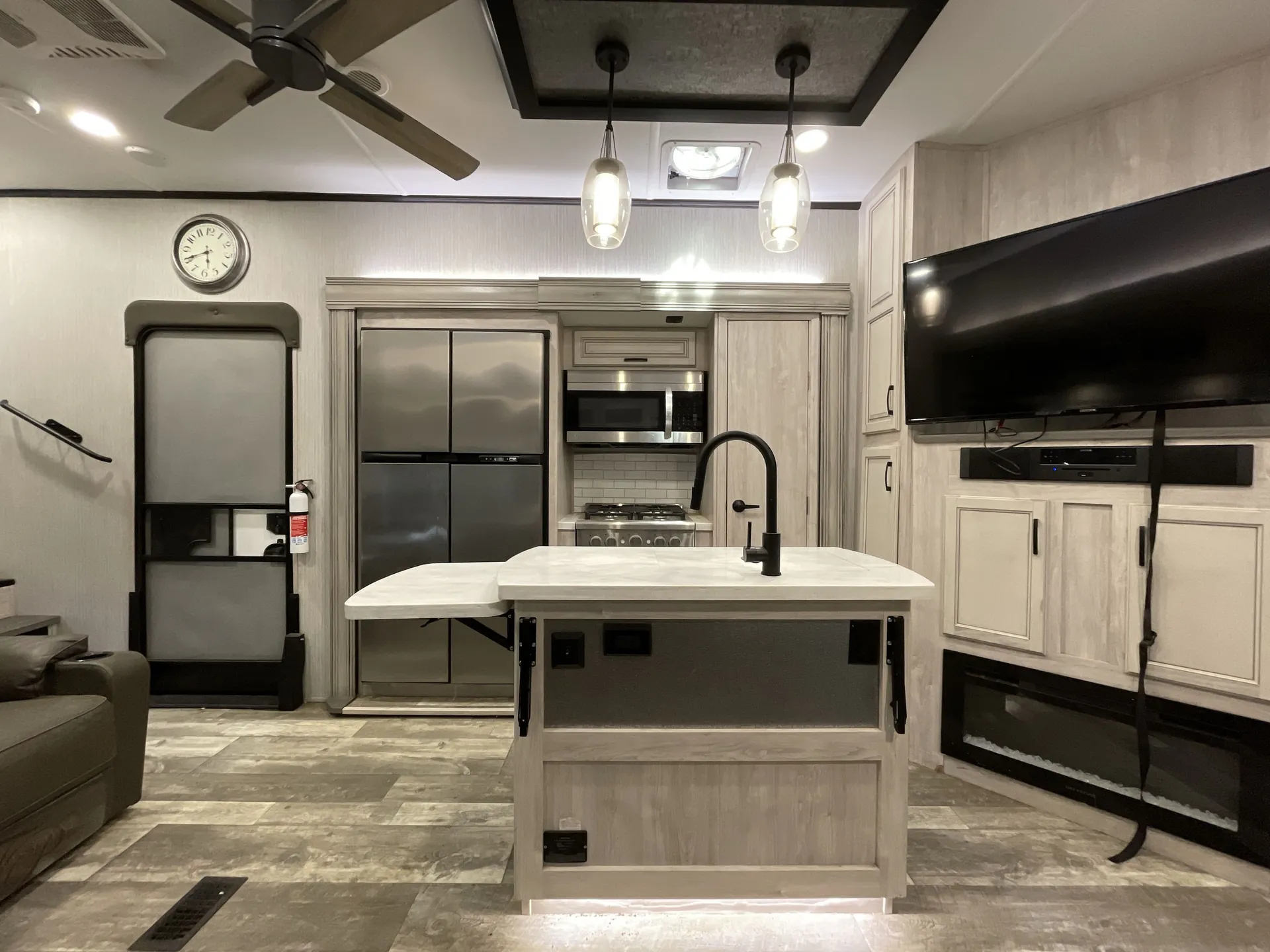 2022 Forest River Sierra Luxury 388BHRD - Photo 4