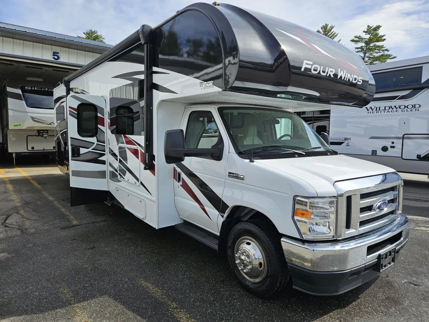 2023 Thor Motor Coach Four Winds 31E - Photo 2