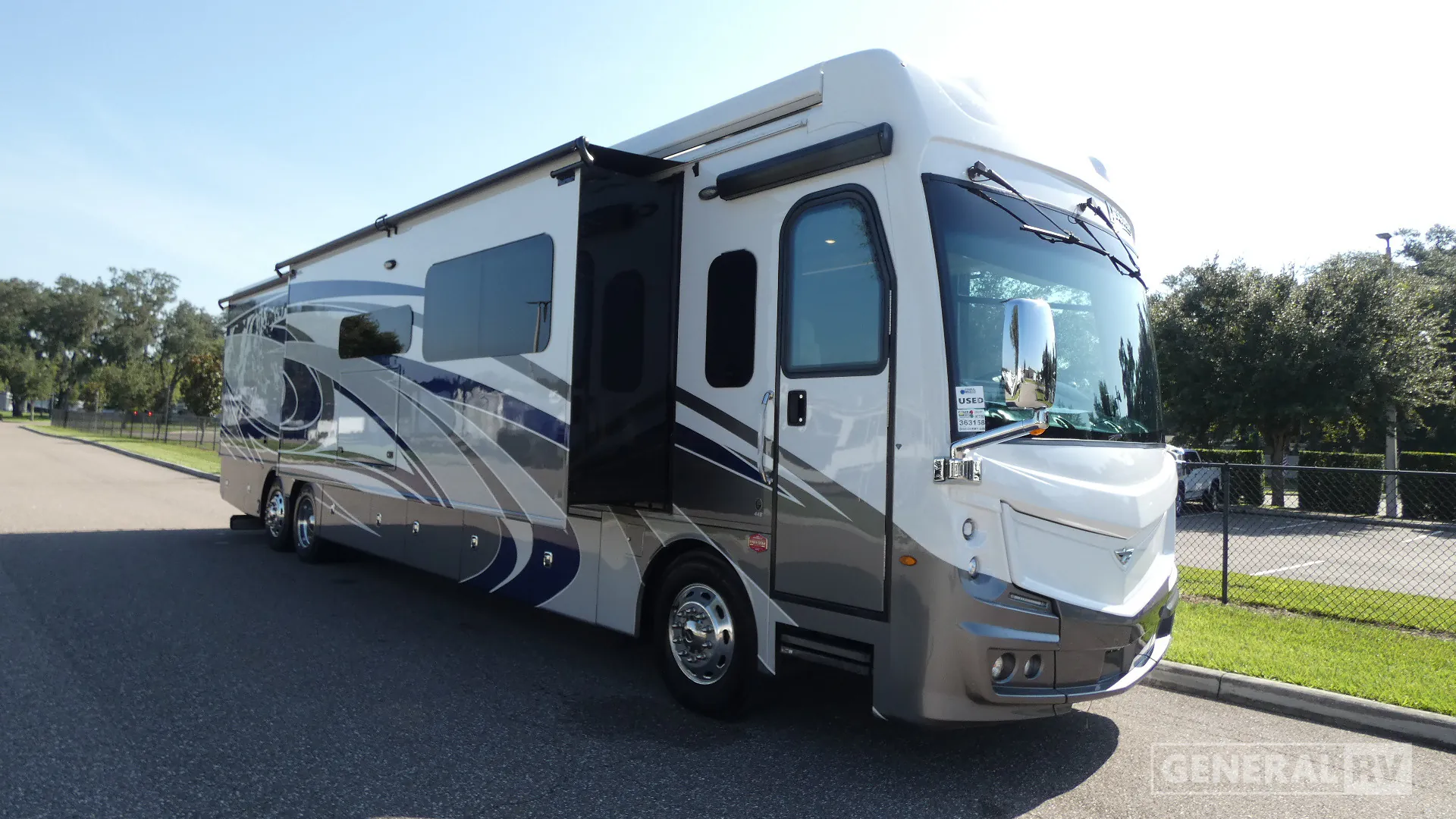 2022 Fleetwood Discovery LXE 44B - Photo 2