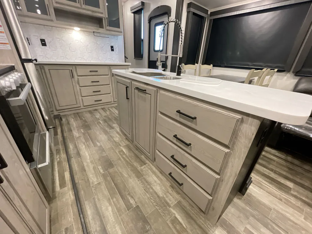 2023 Keystone Avalanche 390DS, Photos photo 9