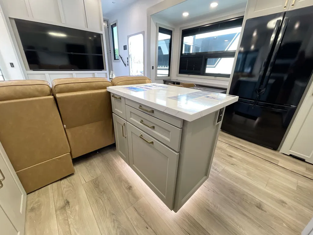 2026 Brinkley Model G 3950, Photos photo 22