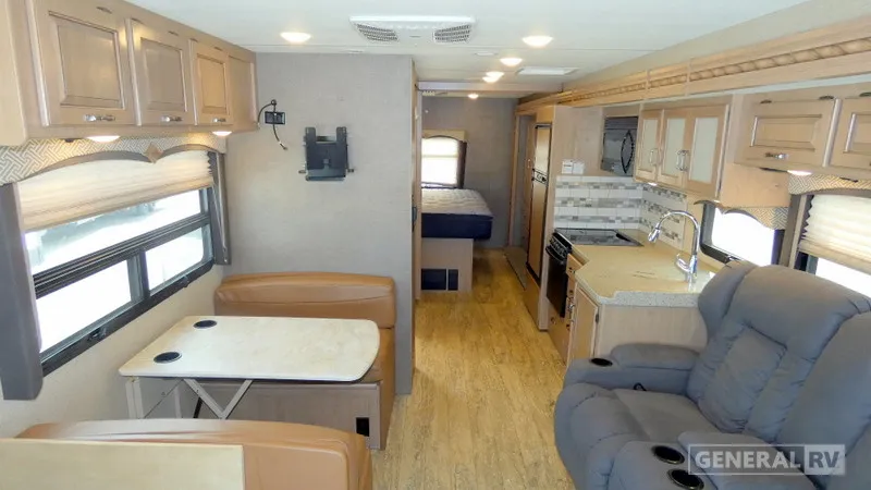 2018 Thor Motor Coach Hurricane 29M - Photo 3