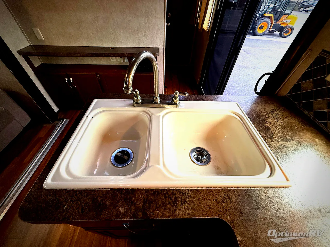2015 Forest River Salem Villa 426-2B dealer photo 5 from Optimum RV