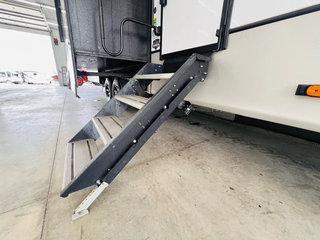 2023 Keystone Avalanche 390DS, Photos photo 15