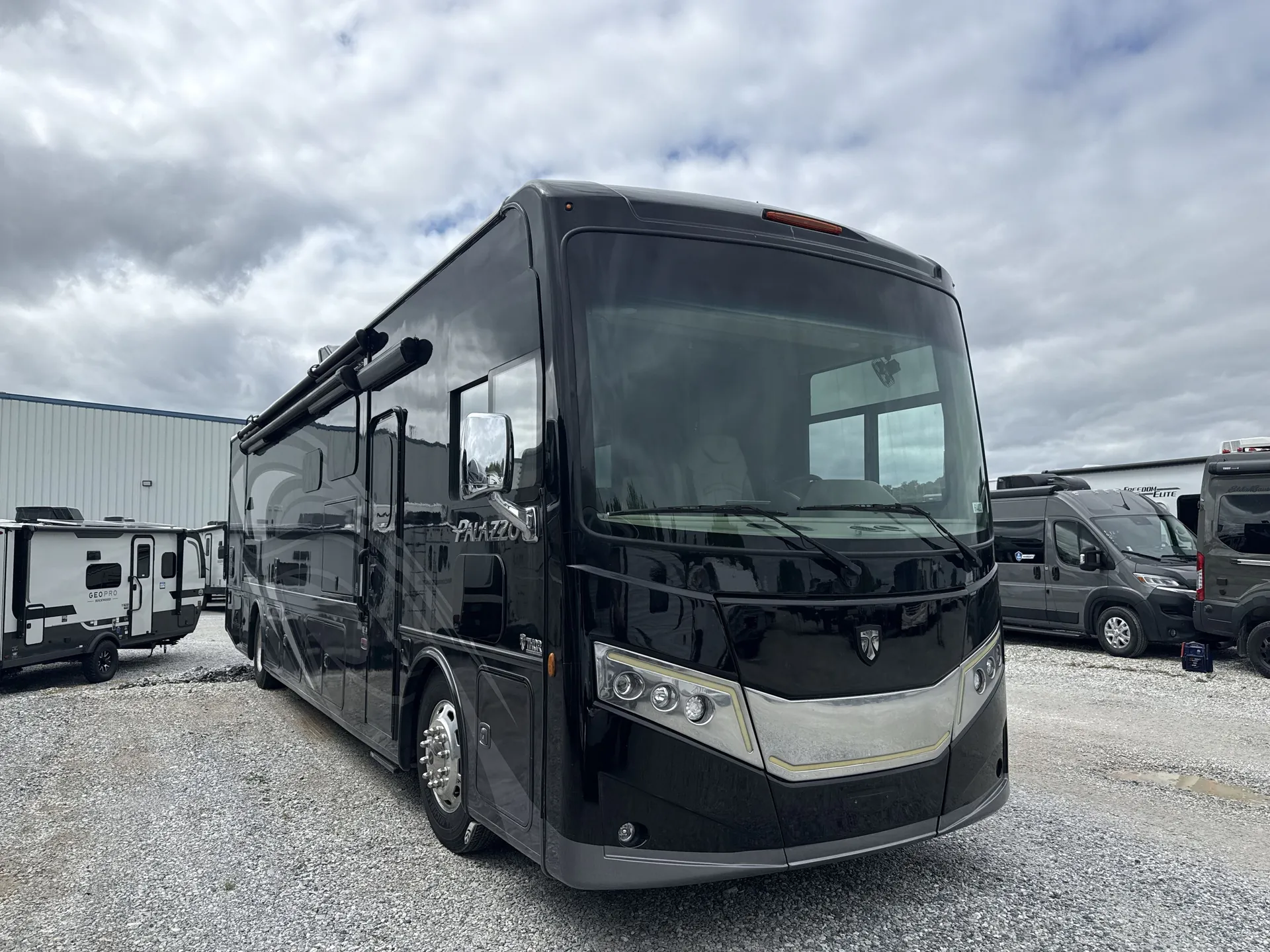 2022 Thor Motor Coach Palazzo 37.5 - Photo 2