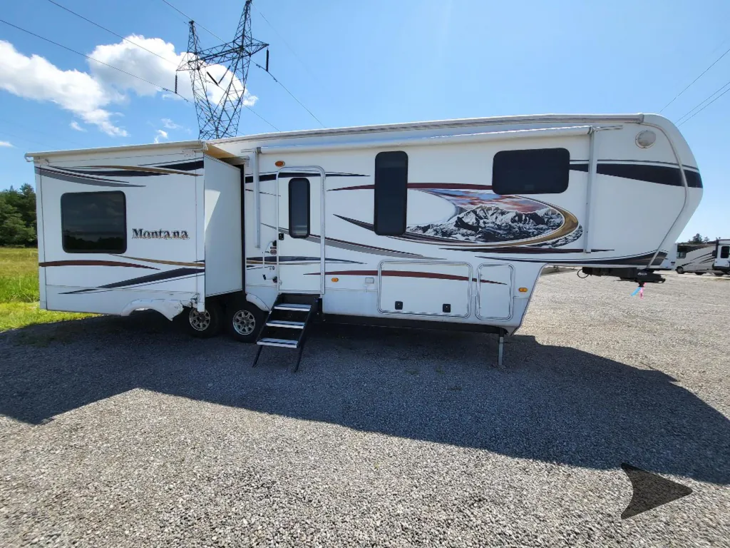 2011 Keystone Montana 3100RL, Photos photo 3