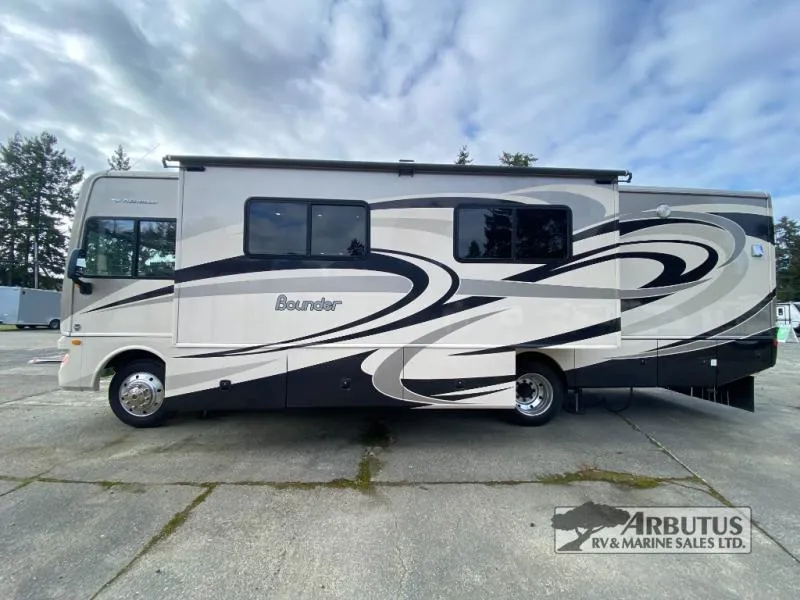 2014 Fleetwood Bounder 33C - Photo 2