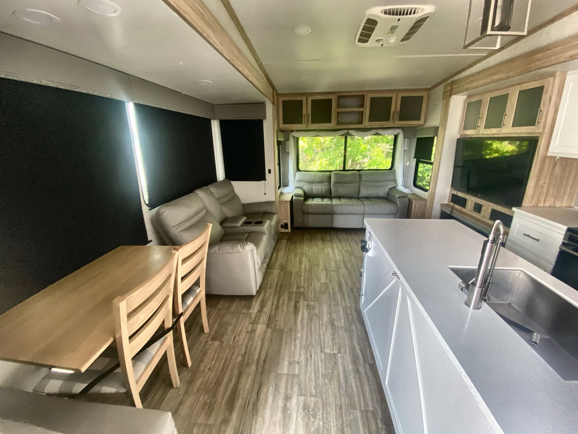 2022 Alliance RV Avenue 32RLS — living area main