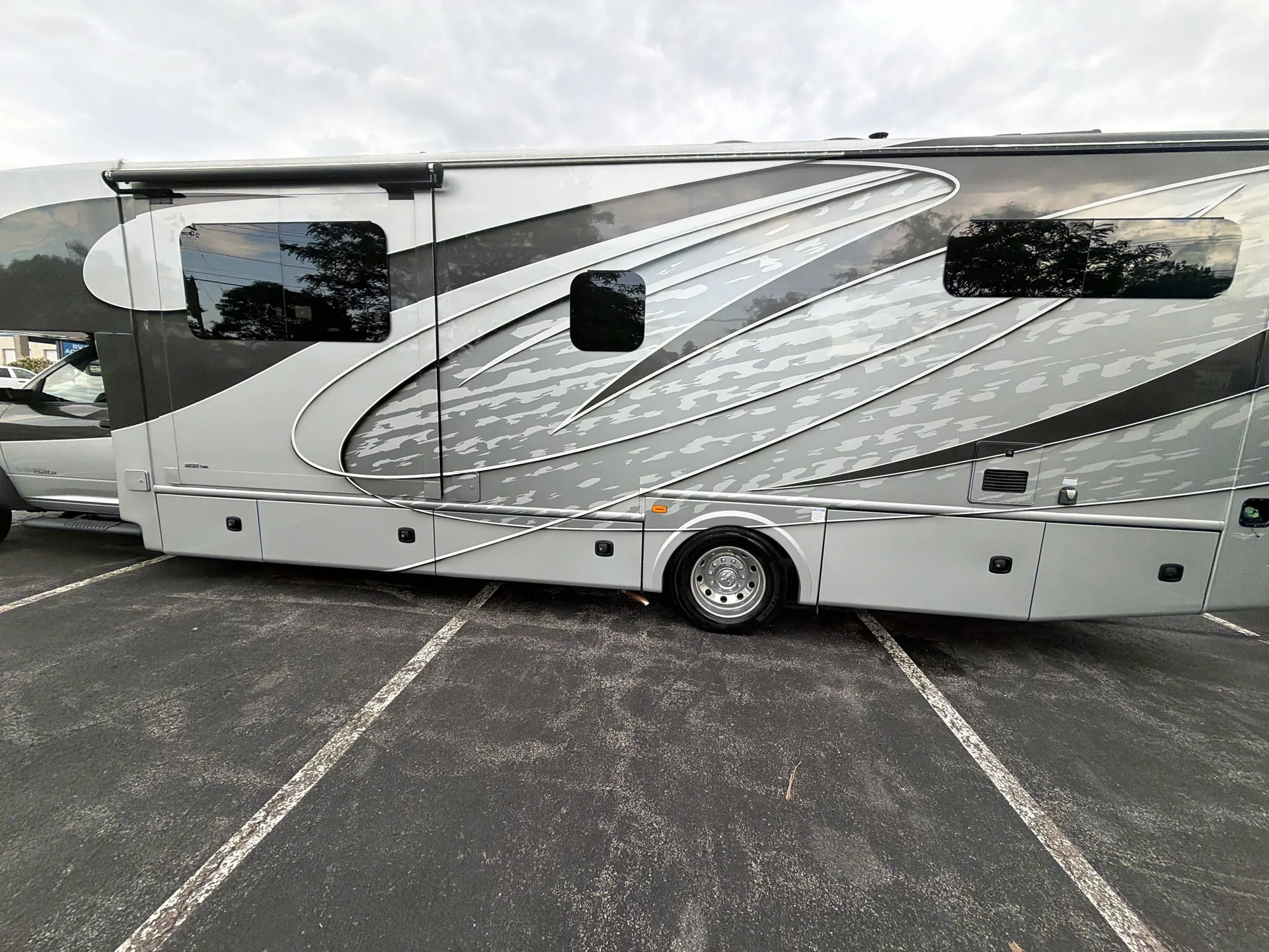 2018 Dynamax Corp Isata 5 Series 36DS — living area main