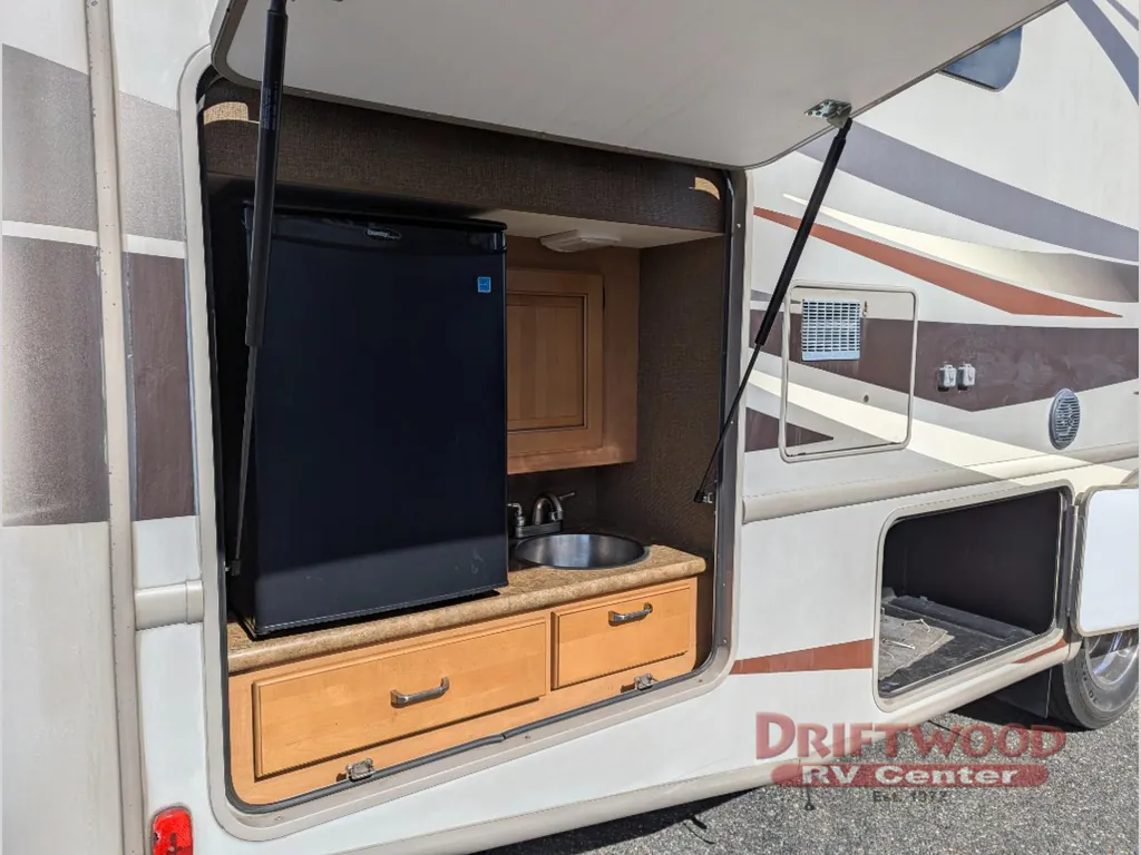 2016 Thor Motor Coach Hurricane 31S, Photos photo 10