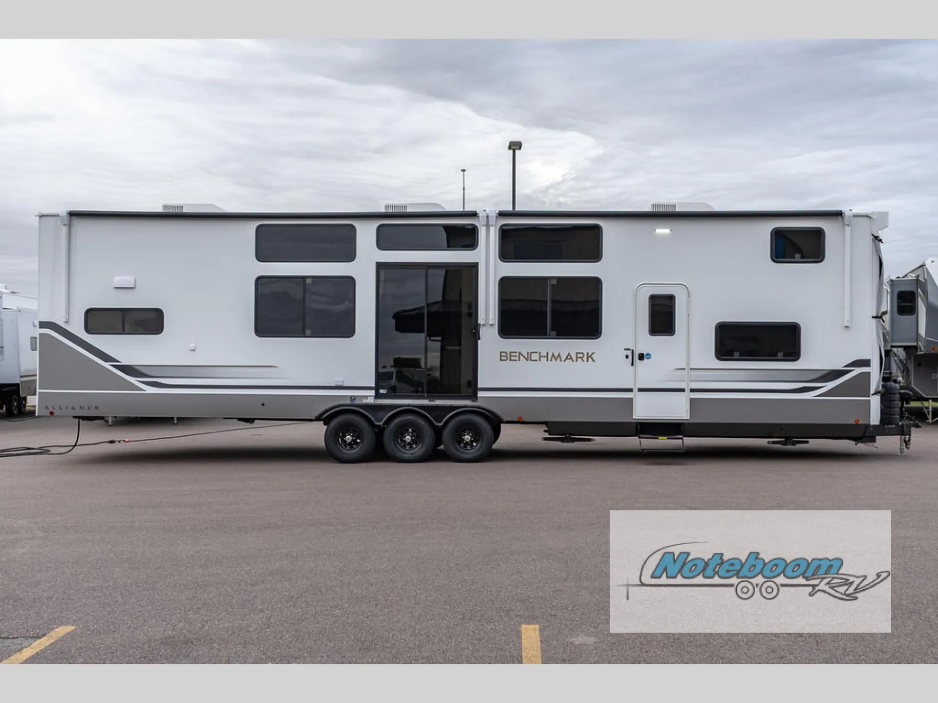 2026 Alliance RV Benchmark 44RKL - Photo 2
