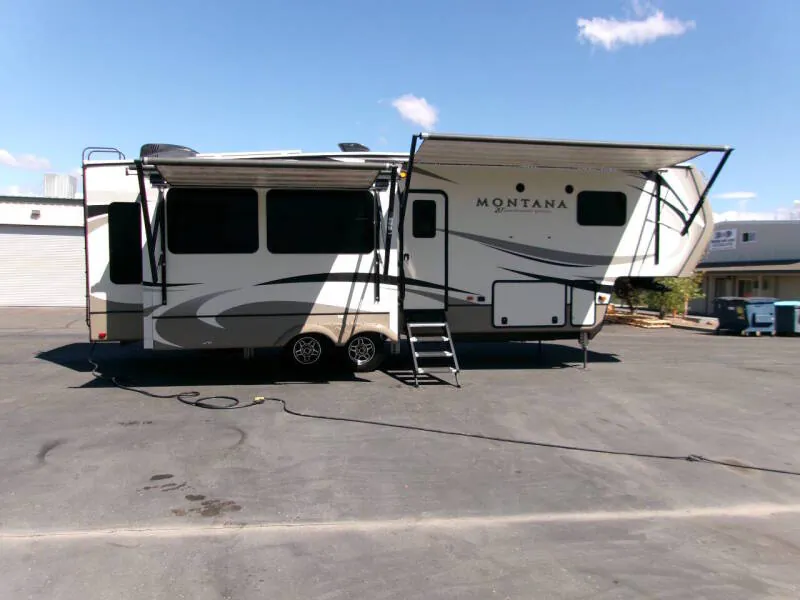 2019 Keystone Montana 3120RL - Photo 2