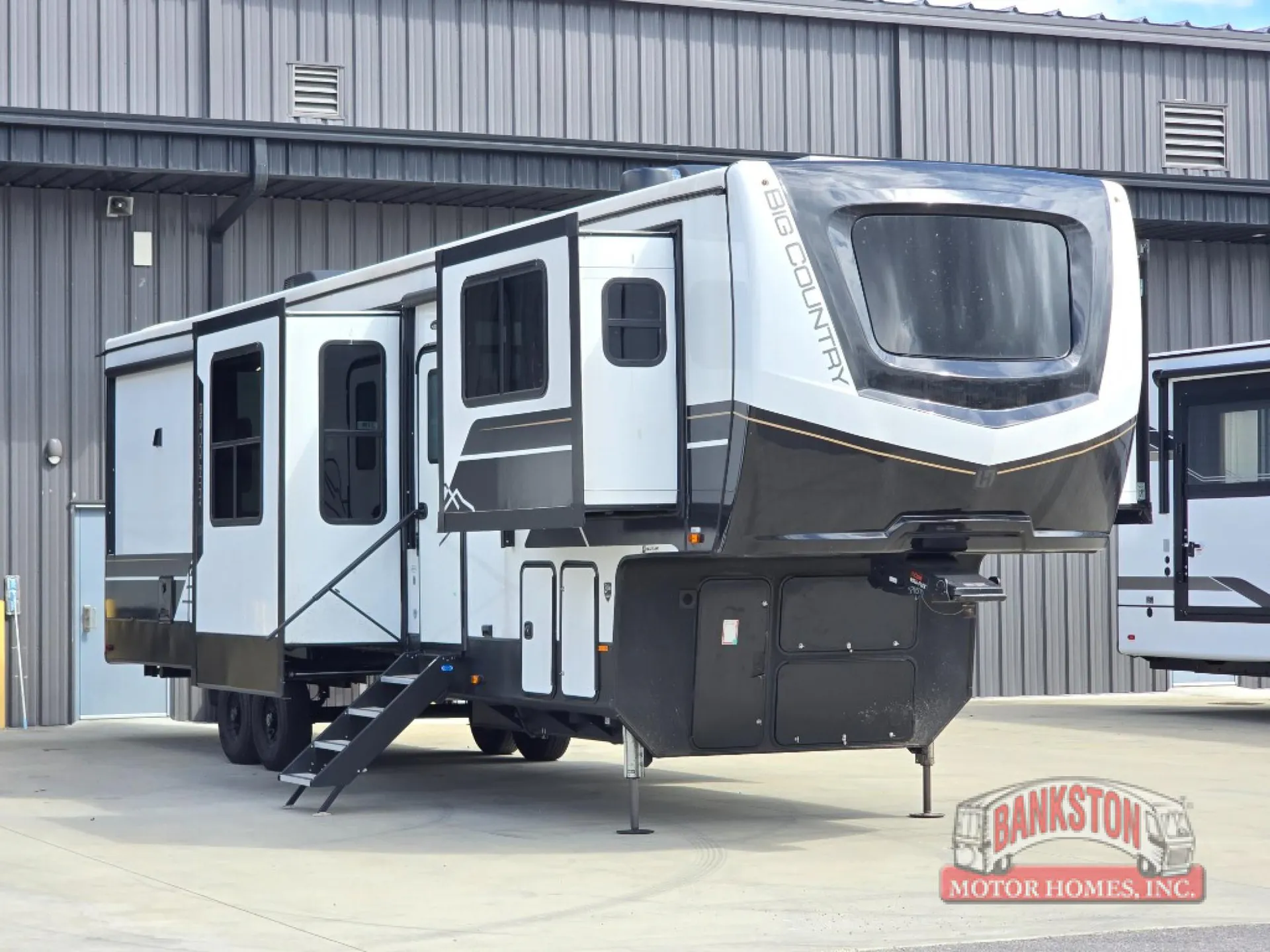 2024 Heartland Big Country 3905FL - Photo 2