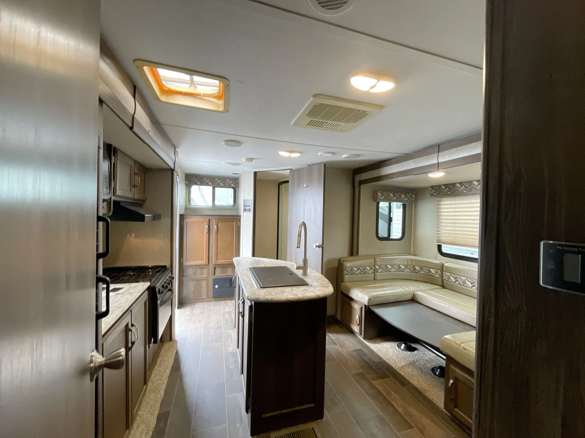 2018 Keystone Bullet 220RBI — living area main