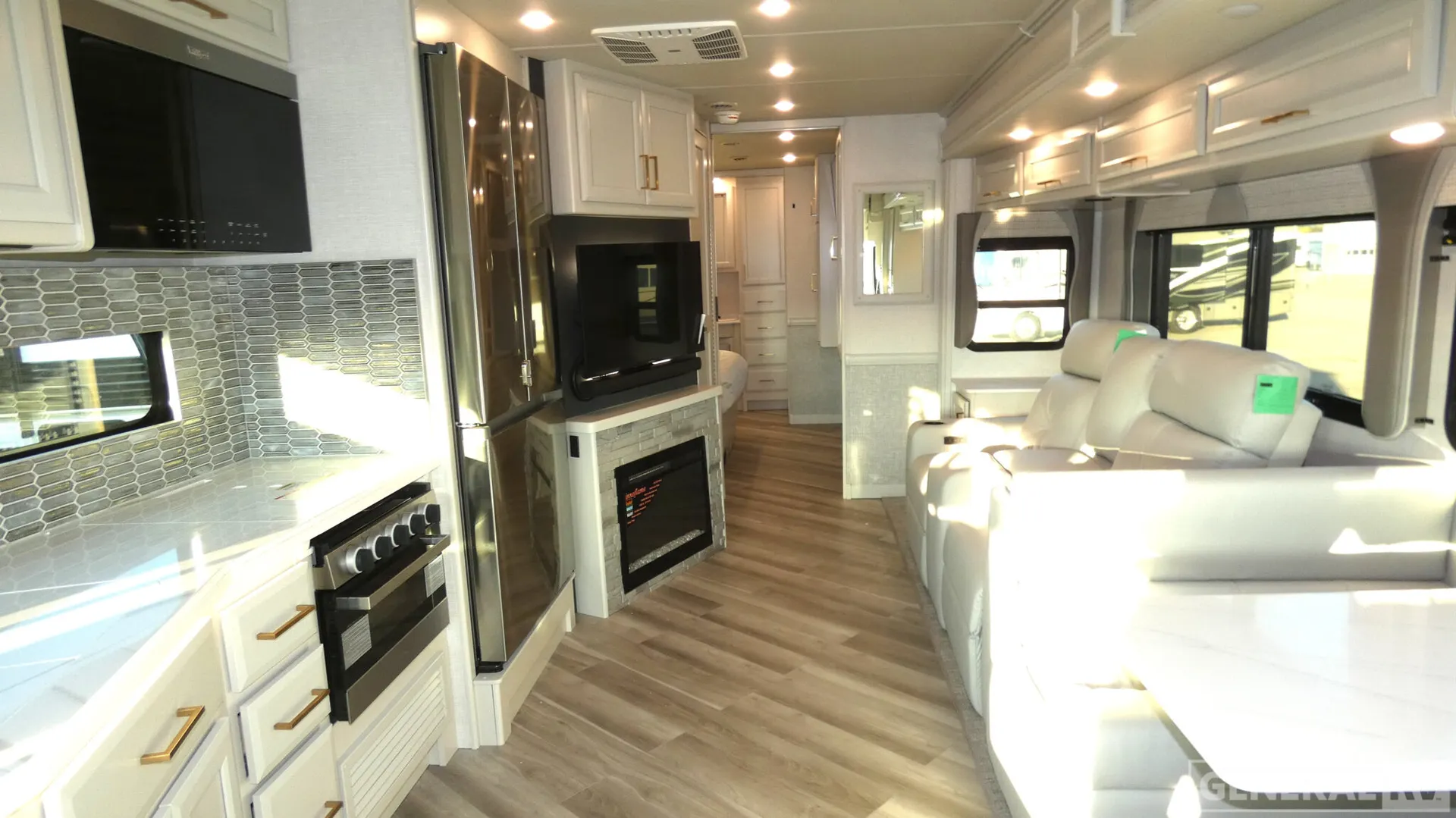 2026 Fleetwood Bounder 35K - Photo 3