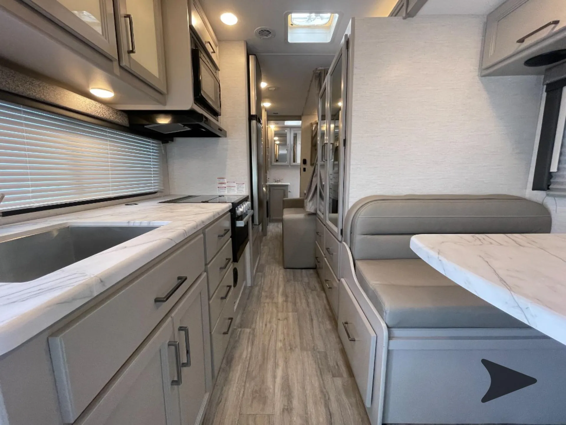2025 Thor Motor Coach Coleman 27CL - Photo 3