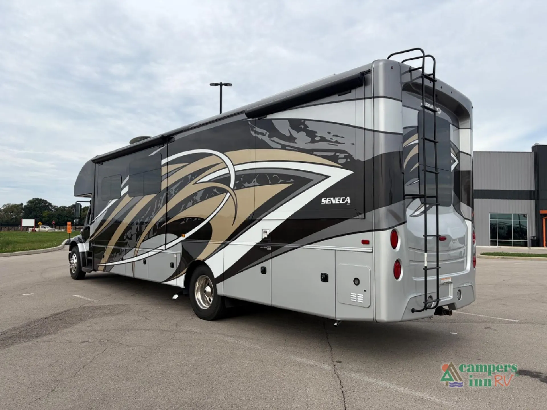 2022 Jayco Seneca 37M - Photo 4