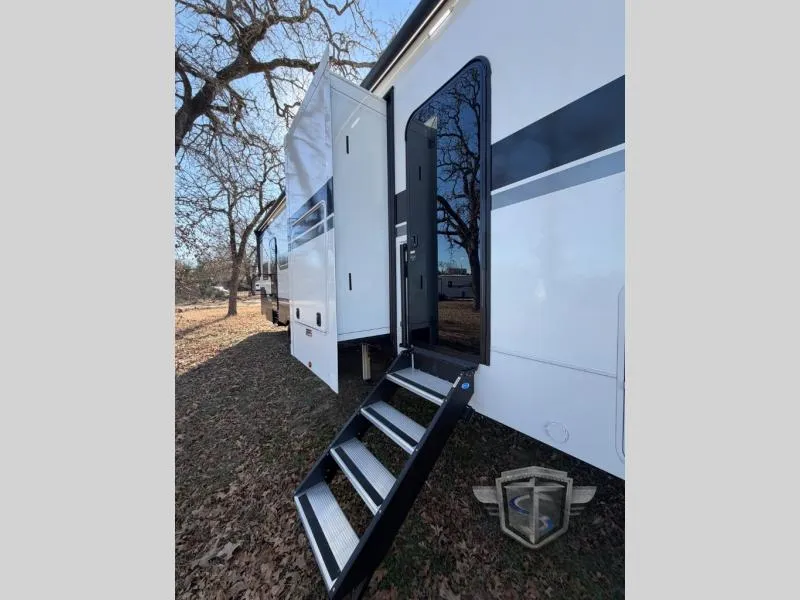 2026 Alliance RV Valor 40V13 - Photo 4