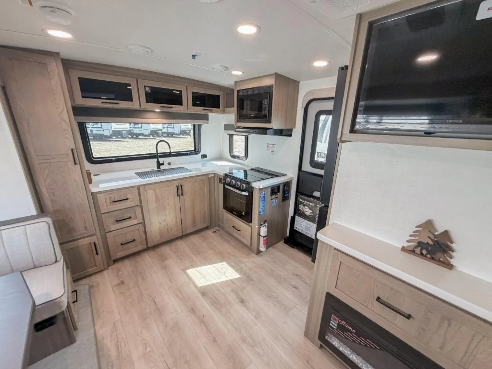 2027 Forest River Rockwood Mini Lite 2506FK — Photo 7