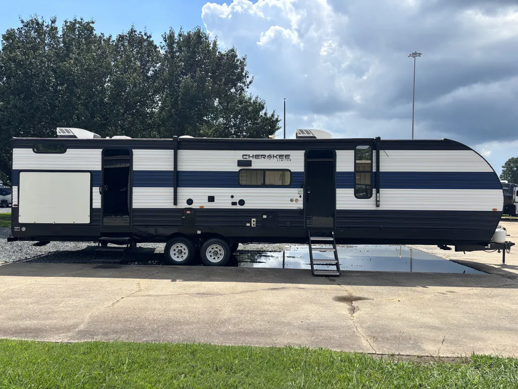 2023 Forest River Cherokee 324TS, Photos photo 2