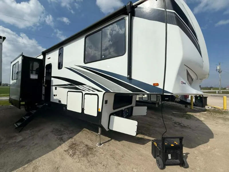 2022 Forest River Vengeance Rogue Armored 351G2 dealer photo 1 from Kunes RV
