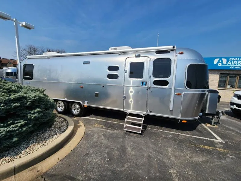 2026 Airstream Classic 30RB - Photo 4