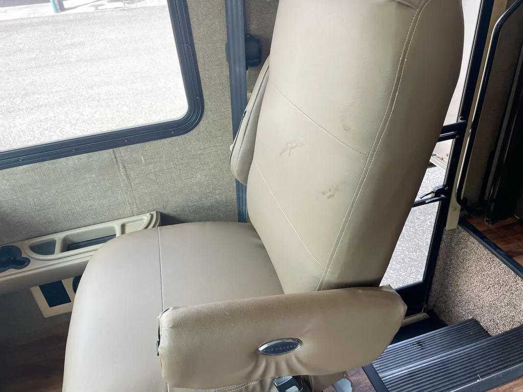2017 Thor Motor Coach Challenger 37YT, Photos photo 44