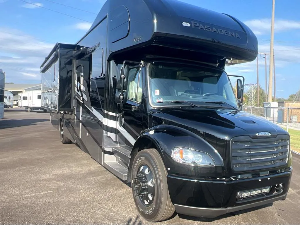 2026 Thor Motor Coach Pasadena 38FX - Photo 2