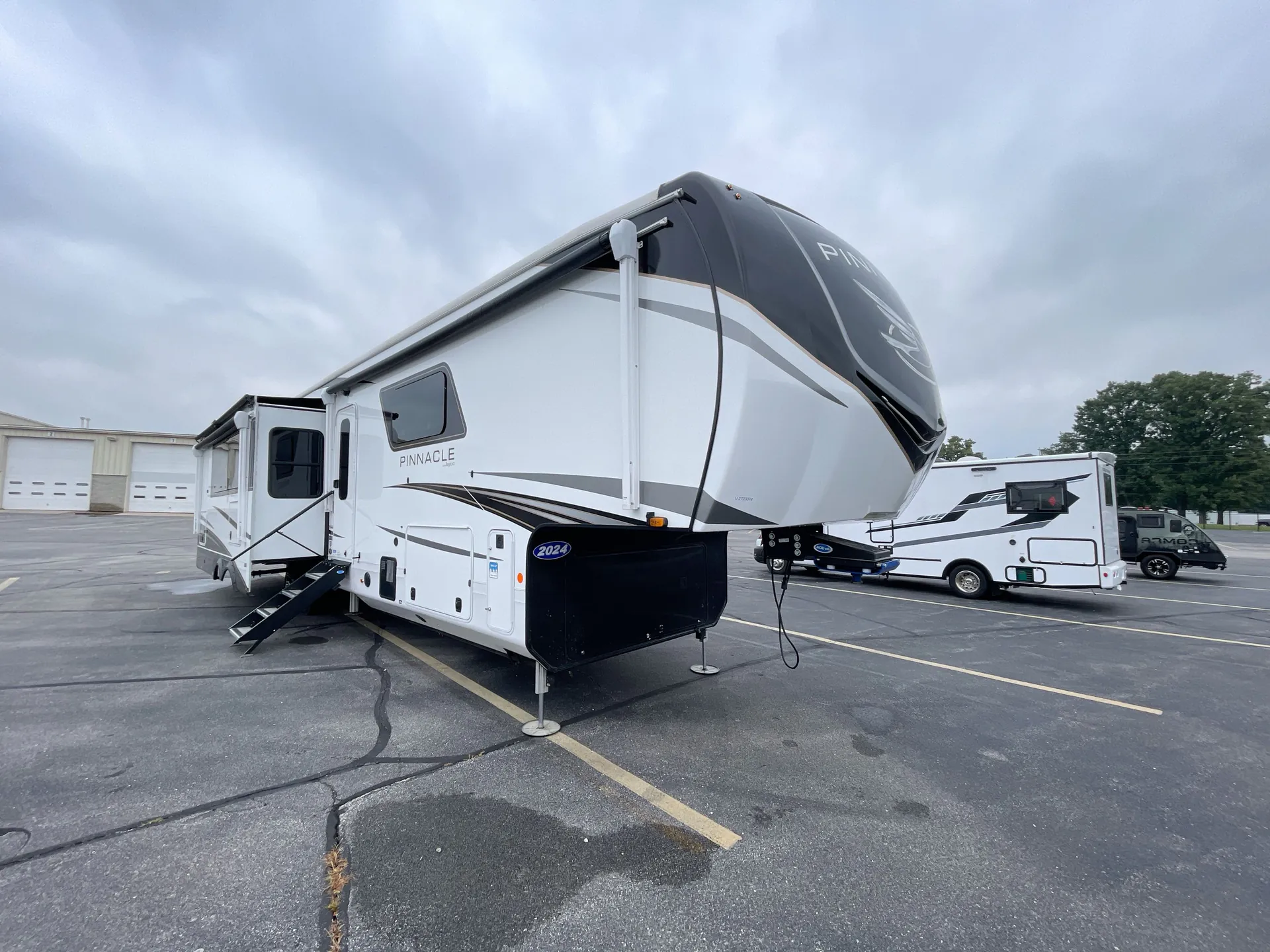 2024 Jayco Pinnacle 38FBRK - Photo 2