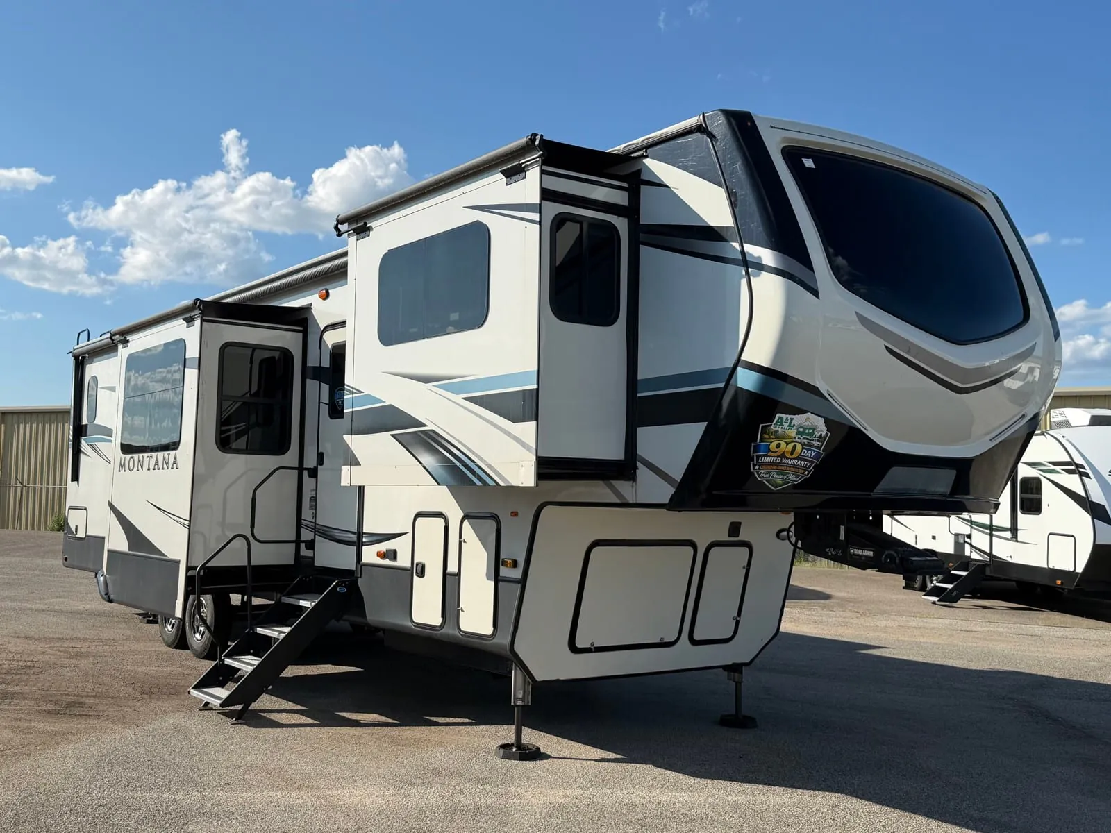 2021 Keystone Montana 3763BP - Photo 2