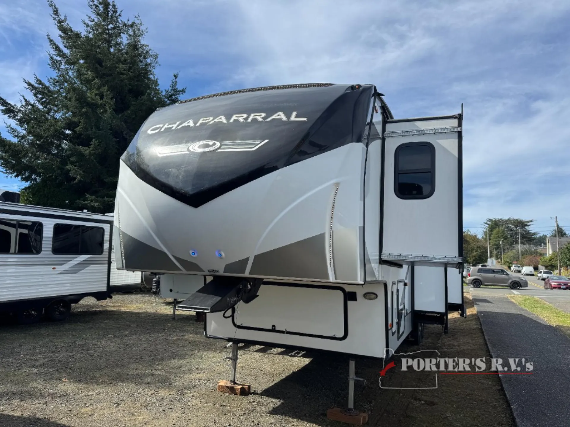2023 Coachmen Chaparral 334FL - Photo 4