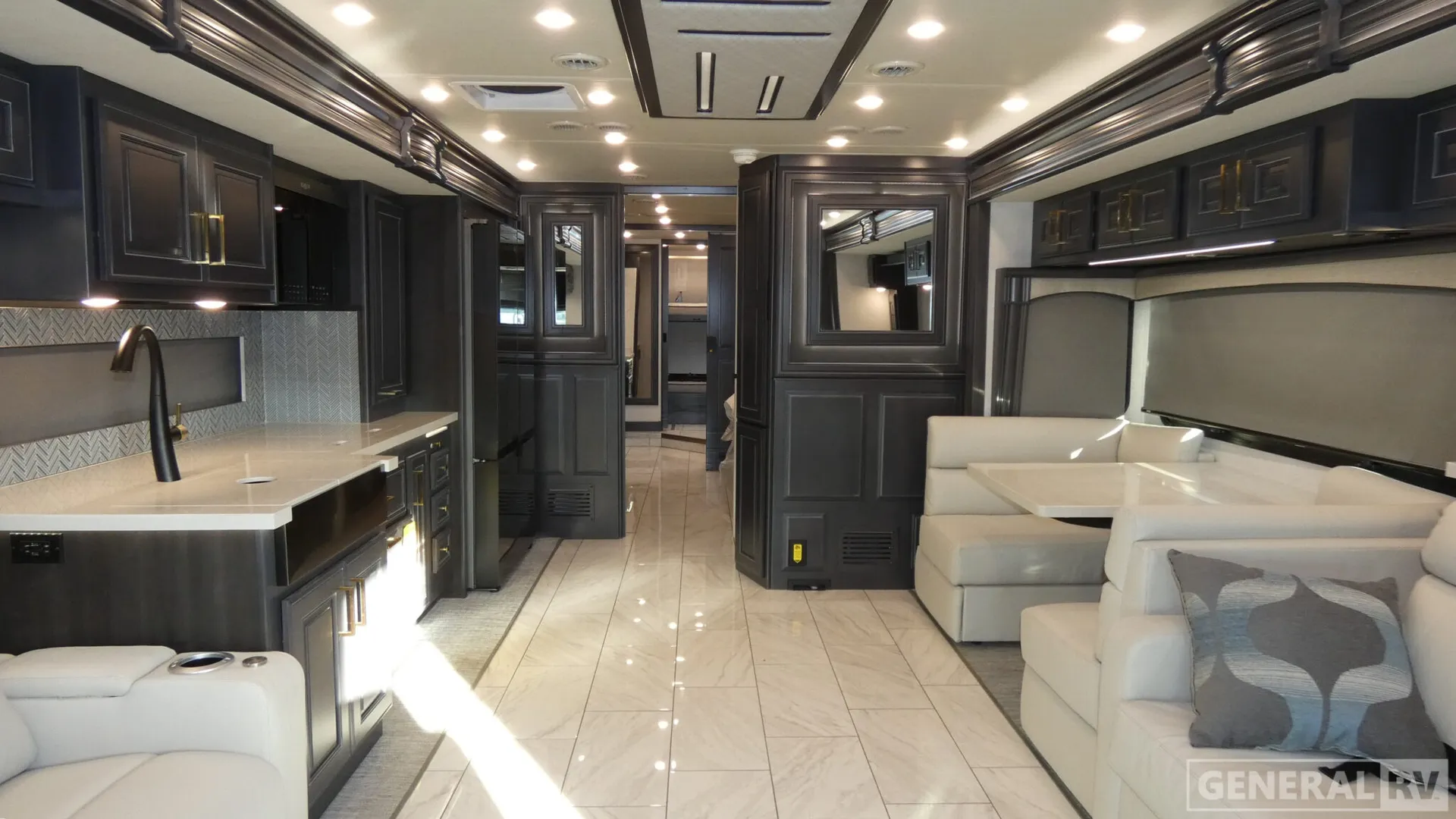 2026 Fleetwood Discovery LXE 44B - Photo 3
