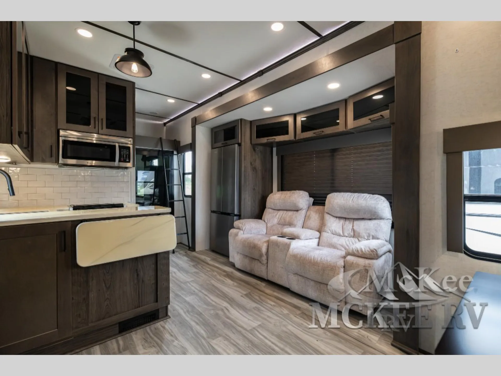 2022 Alliance RV Valor 40V13 - Photo 3