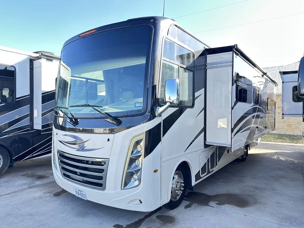 2021 Thor Motor Coach Hurricane 29M - Photo 2