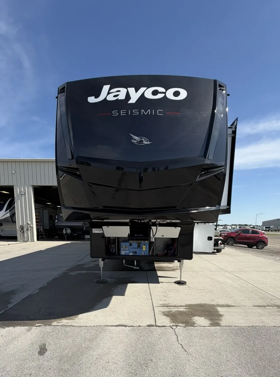 2027 Jayco Seismic 359 - Photo 3