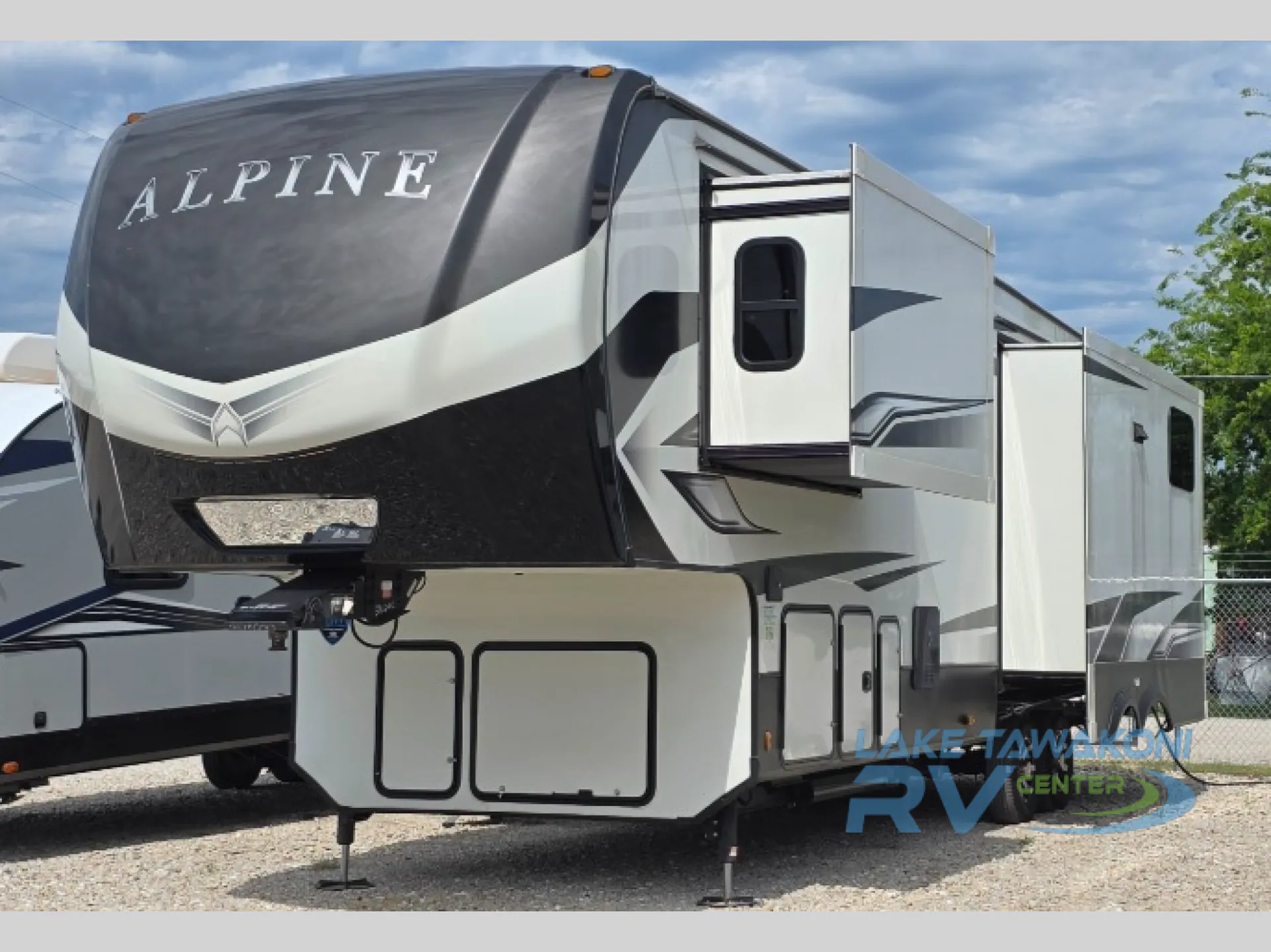 2022 Keystone Alpine 3102RL - Photo 2